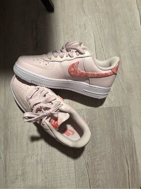 Air Force Pink Floral Swoosh Low-Top Sneakers size 6 women. AT-5/87